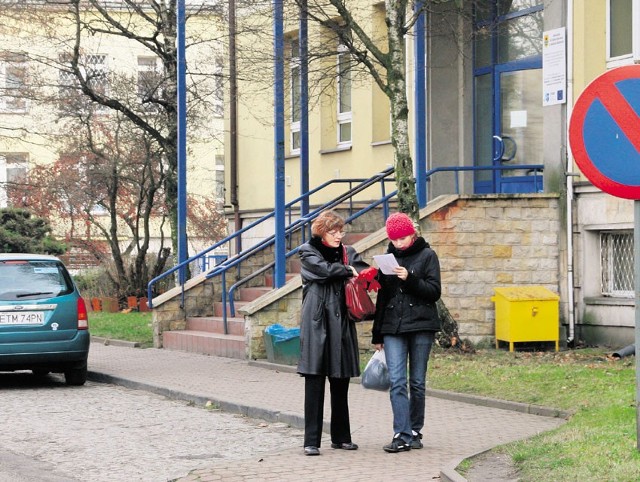 Odwiedzający pacjentów w Tomaszowskim Centrum Zdrowia muszą patrzeć na zegarek