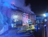 W Grochowicach spłonęła stodoła. Strażacy uratowali stojący tuż obok dom mieszkalny