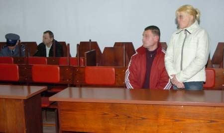 Na pierwszym planie rodzice zamordowanej Wiktorii. Z tyłu siedzi Jerzy O. oskarżony o zbrodnię