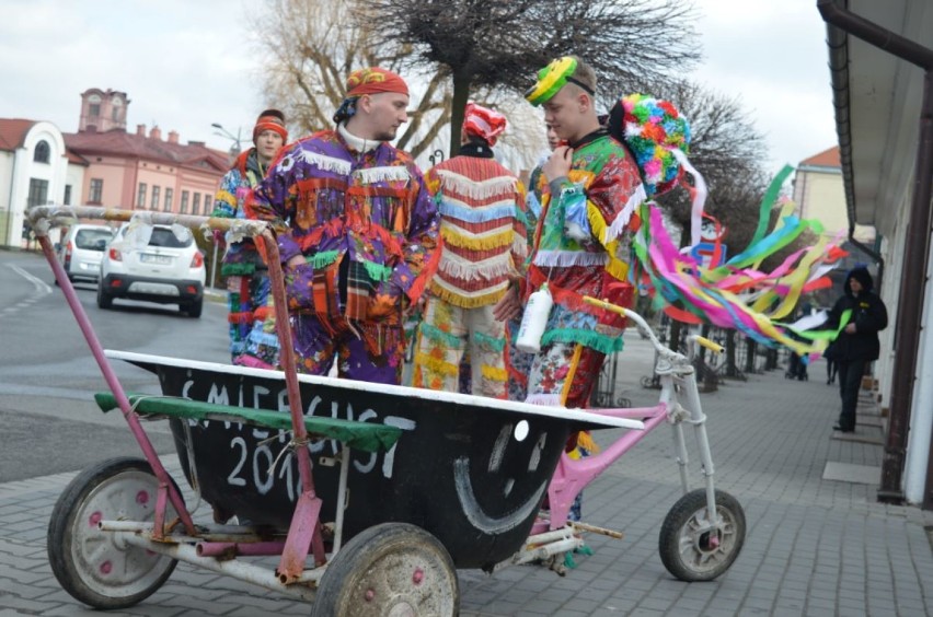 Tutaj lany poniedziałek jest niesamowity! Tradycyjny śmiergust w Wilamowicach (ZDJĘCIA)