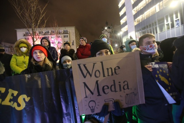 Na rynku w Katowicach także odbył się protest przeciwko nowej ustawie medialnej

Zobacz kolejne zdjęcia/plansze. Przesuwaj zdjęcia w prawo - naciśnij strzałkę lub przycisk NASTĘPNE