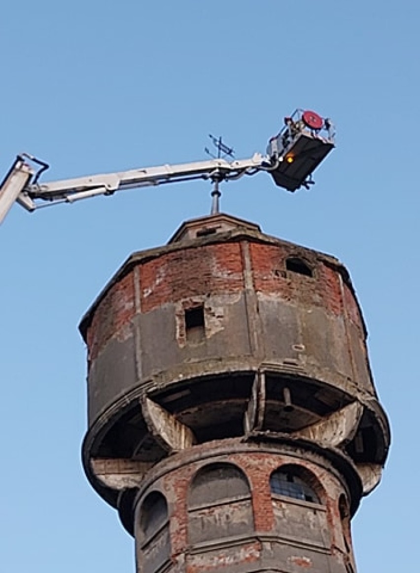 Zdjęto iglicę z wieży ciśnień w Nowym Dworze Gdańskim