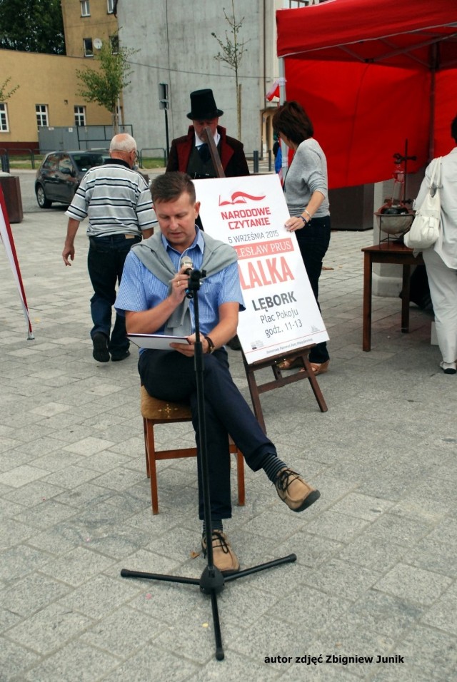 Narodowe czytanie Lalki na placu Pokoju w Lęborku