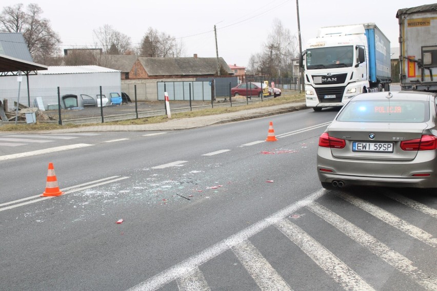 Wypadek na drodze krajowej 74 w Raduckim Folwarku. Tir uderzył w osobówkę ZDJĘCIA