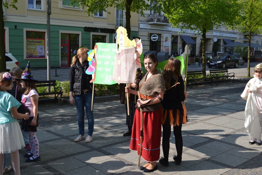 Częstochowa: IX Parada Postaci Literackich. Poprzebierani uczniowie i przedszkolaki przemaszerowali na Plac Biegańskiego