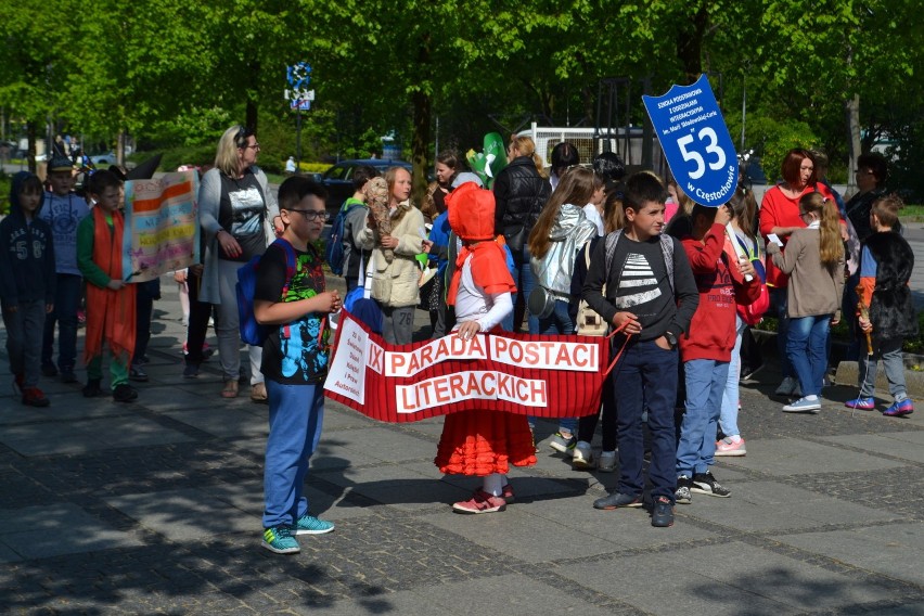 Częstochowa: IX Parada Postaci Literackich. Poprzebierani uczniowie i przedszkolaki przemaszerowali na Plac Biegańskiego