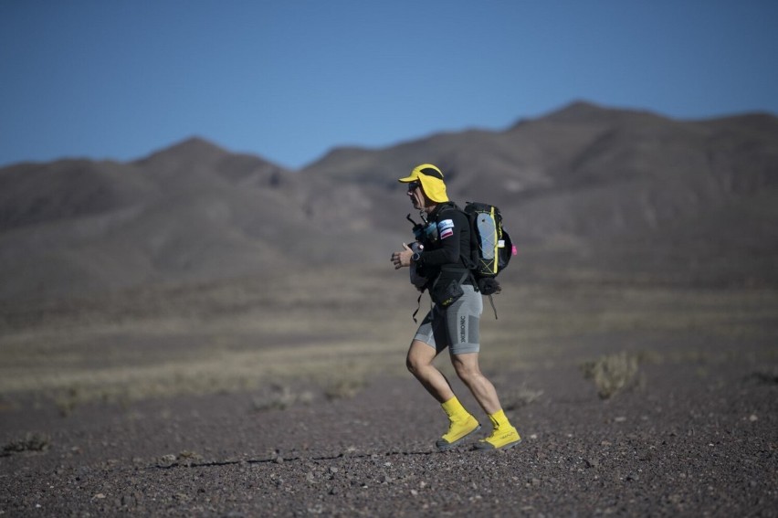 Ultramaratończyk z Włoszakowic. Przemysław Jankowiak z Włoszakowic przebiegł Saharę i pustynię Atacama w Chile 