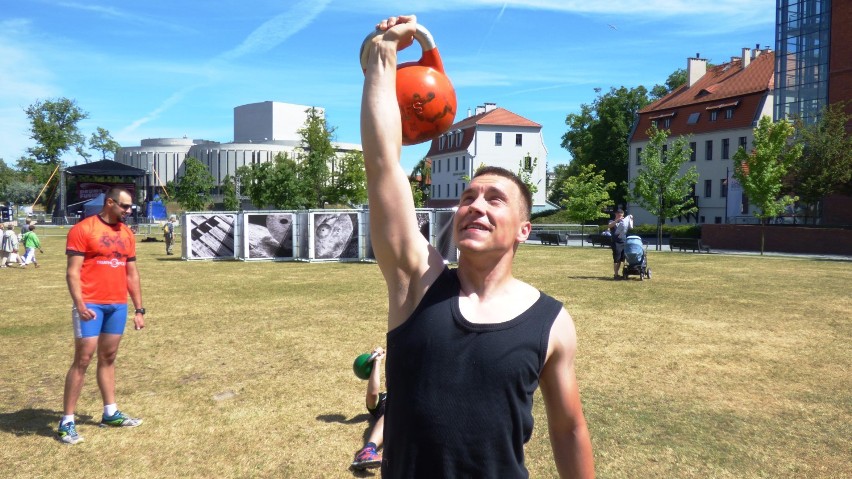 Trening kettlebell z Arkadiuszem Czajkowskim na Wyspie Młyńskiej [zdjęcia, wideo]