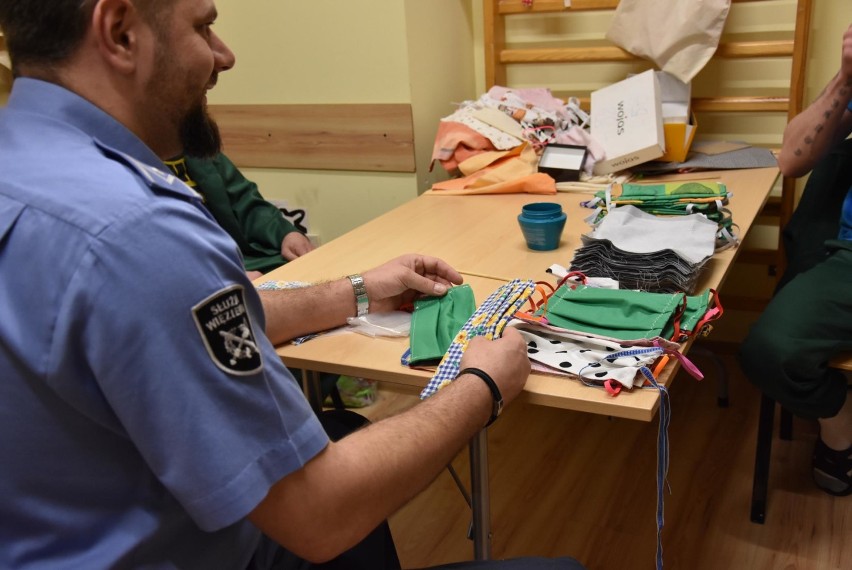Osadzeni z Aresztu Śledczego w Elblągu szyją maseczki dla elbląskiego szpitala