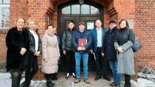 Osoby, które wzięły udział w podpisaniu umowy z wykonawcą modernizacji budynku komunalnego na ul. Mickiewicza 14 w Ryczywole.