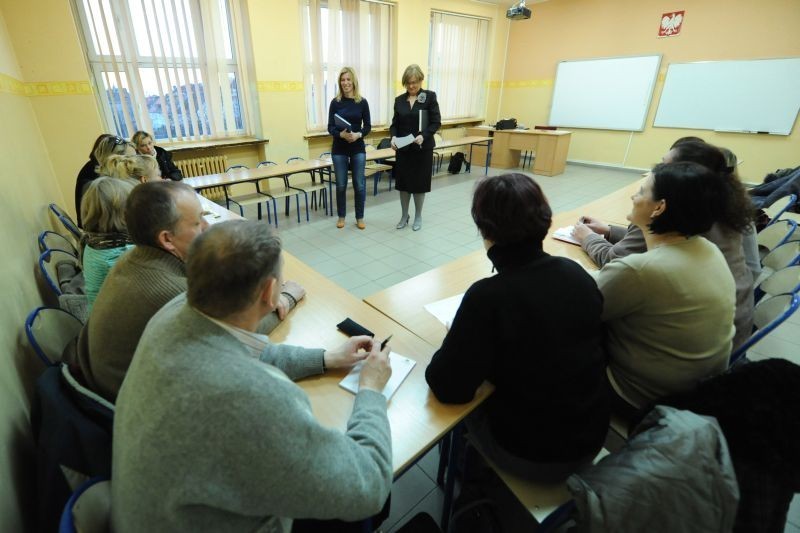 Po spotkaniu rodzice rozmawiali z wychowawcami klas