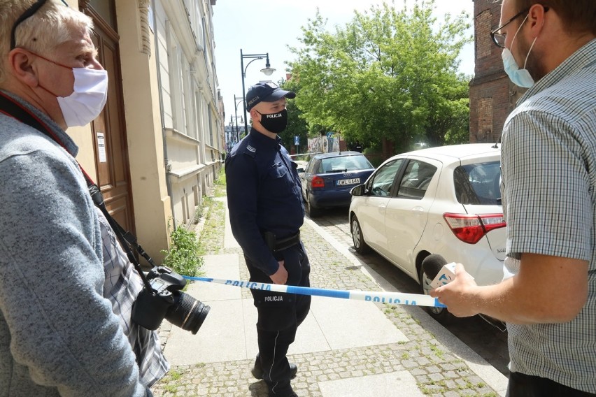 Ulica Henryka Pobożnego w Legnicy zablokowana, jadą saperzy! [ZDJĘCIA]