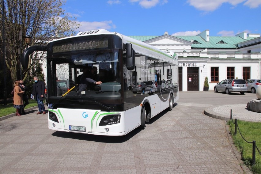 Elektryczny autobus jeździ ulicami Sieradza