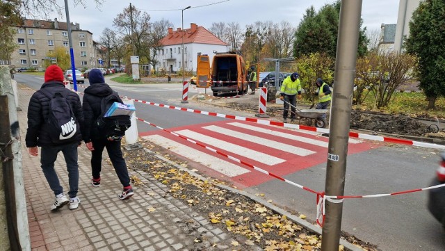 Trwa montaż systemu Safepass na ul. Piłsudskiego w Strzelcach Opolskich.