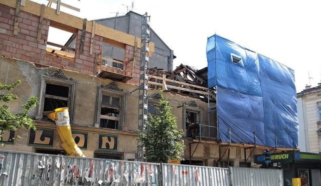 Pożar wybuchł w remontowanej kamienicy na rogu ul. Miodowej i Bożego Ciała, w której inwestor planował zrobić hotel, wcześniej rozbierając część budynku. Doszczętnie spaliło się poddasze.