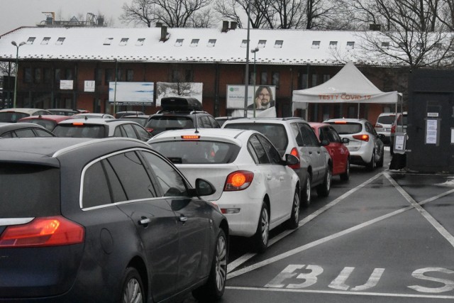 Długie kolejki do punktów wymazowych w Bielsku-Białej. W rejonie ronda na skrzyżowaniu ul. PCK i ul. Władysława Broniewskiego wdrożono zmiany w organizacji ruchu.

Zobacz kolejne zdjęcia. Przesuwaj zdjęcia w prawo - naciśnij strzałkę lub przycisk NASTĘPNE