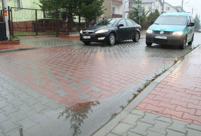 Mieszkający przy ulicy Łokietka w Kielcach chcą montażu nowych progów zwalniających, bo ich zdaniem te, które są obecnie, nie spełniają swojej funkcji – są za niskie i kierowcy nie zwalniają.