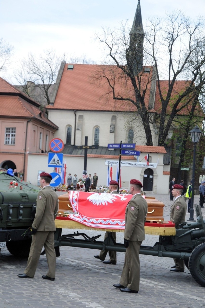 18.04.2010 krakow n/z pogrzeb lecha kaczynski na wawel...