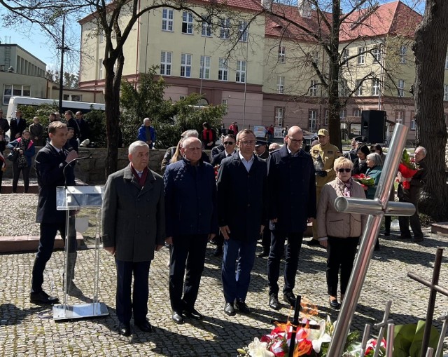 Kwiaty przed symboliczna mogiłą złożył  Marcin Piwnik starosta sandomierski wraz z Pawłem Niedźwiedziem wicestarostą sandomierskim i władzami powiatu.