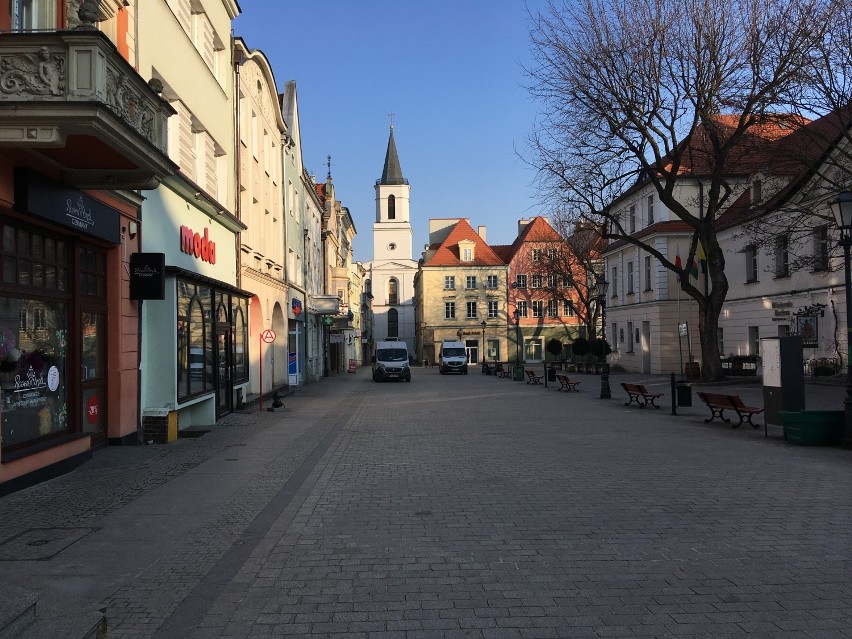 Deptak coraz mniej bezpieczny. Uważać trzeba na samochody... - Deptak to już nie deptak  - pisze Czytelnik