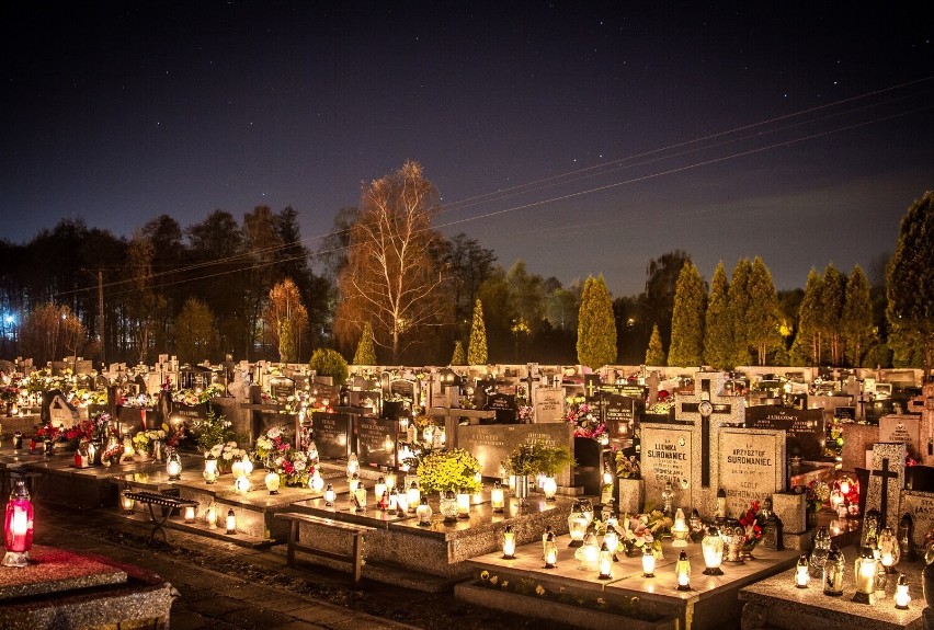 Cmentarz Stradom w Częstochowie wieczorem wygląda zjawiskowo. Zobaczcie zdjęcia zrobione tuż przed Wszystkimi Świętymi