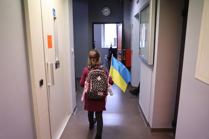 SzkoUA wystartowała z zajęciami. Szkoła dla dzieci z Ukrainy powstała w stolicy. Zobacz, jak dzieci się tam uczą 