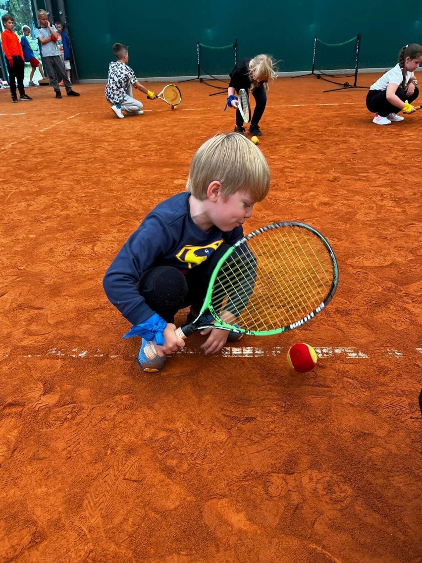 Podczas półkolonii dzieci miały zajęcia z tenisa ziemnego