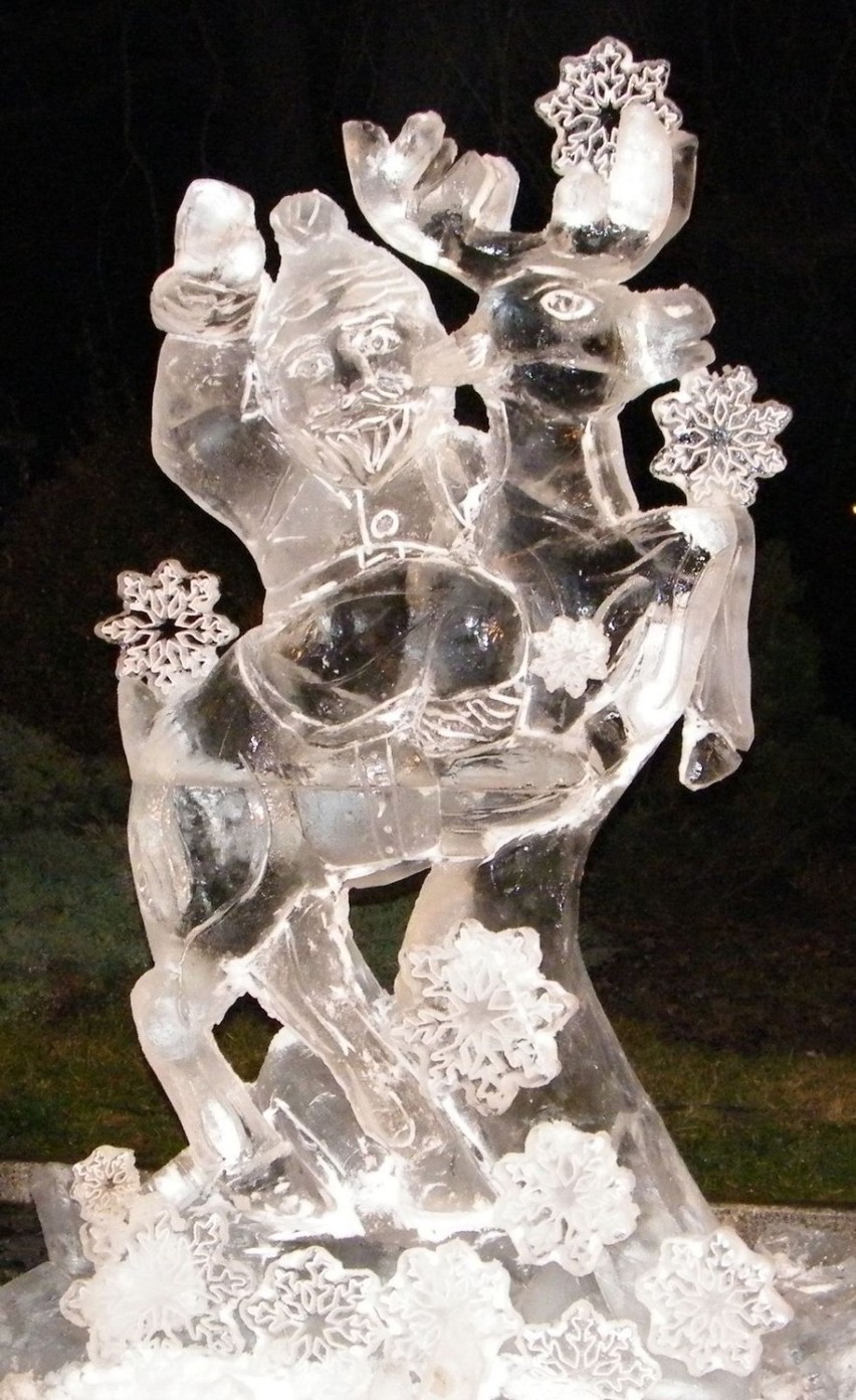 Renifer i Mikołaj czyli rzeźba lodowa w całej okazałości....