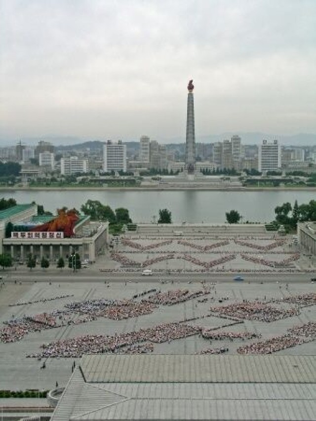 http://pl.wikipedia.org/w/index.php?title=Plik:Pyongyang_JucheTower.jpg&filetimestamp=20050909123939
