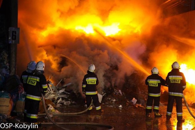 Trwa gaszenie pożaru do jakiego doszło wieczorem we wtorek, 14 lutego, na ulicy Baszkowskiej w Kobylinie. Zapaliło się w zakładzie utylizacji odpadów. Więcej szczegółów już wkrótce. Zobacz zdjęcia z akcji strażaków.

Wielki pożar w zakładzie utylizacji odpadów w Kobylinie [ZDJĘCIA]