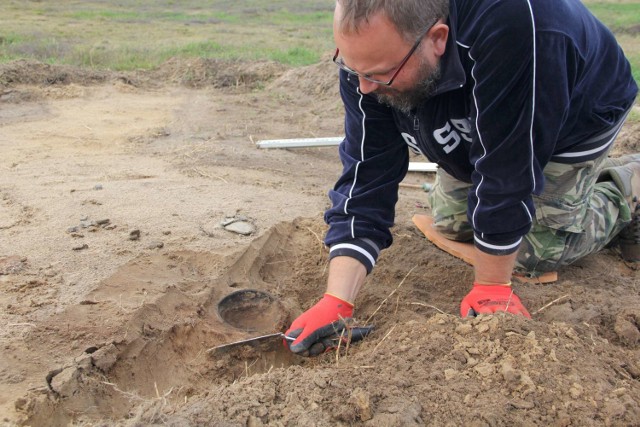 Pod Międzychodem zostały zniszczone cenne stanowiska archeologiczne - to fragment osady sprzed 2,5 tys. lat i cmentarzysko popielnicowe (17.10.2019).