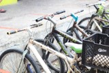 Grupa młodzieży niszczyła cudzy rower. Policjant po służbie zareagował