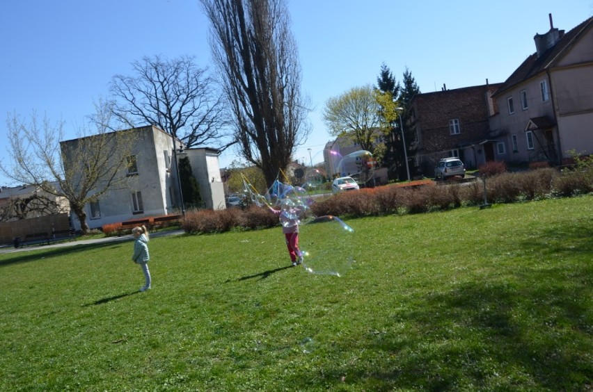Dzieci wesoło wybiegły z domu - bajki i zabawy na zielonej trawce przed Żuławskim Ośrodkiem Kultury