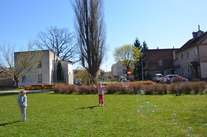 Dzieci wesoło wybiegły z domu - bajki i zabawy na zielonej trawce przed Żuławskim Ośrodkiem Kultury