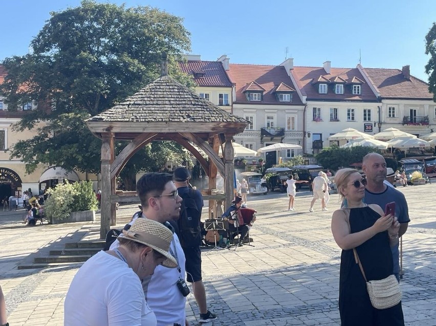 Tłumy turystów w Sandomierzu. Zwiedzają, spacerują i goszczą w restauracjach