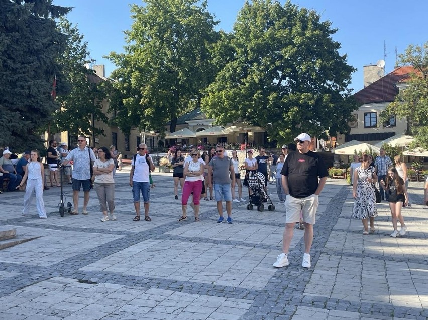 Tłumy turystów w Sandomierzu. Zwiedzają, spacerują i goszczą w restauracjach