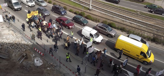 Protestujący spotkali się na Rynku pod pręgierzem. Marsz zakończył się w urzędzie wojewódzkim, gdzie wicewojewoda Ewa Mańkowska i kurator oświaty we Wrocławiu Beata Pawłowicz odebrały petycję od manifestujących.

Zobacz też: 
Dwa przemarsze 10 kwietnia, będą utrudnienia w ruchu

W rocznicę katastrofy w Smoleńsku Prawo i Sprawiedliwość przemaszeruje przez Wrocław (PROGRAM OBCHODÓW)