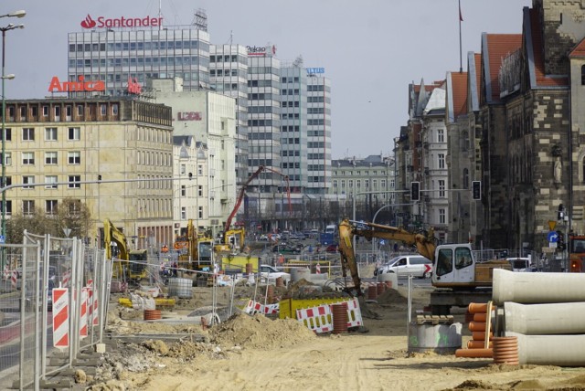 Z powodu remontów przedsiębiorcy notują odpływ klientów, którzy deklarują, że dotarcie do centrum miasta jest utrudnione.
Przejdź do kolejnego zdjęcia --->