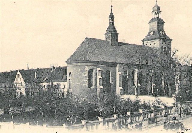 Przełom XIX i XX wieku.  Kościół po-bernardyński w Piotrkowie, ufundowany przez rodzinę Staszewskich w 1624 roku