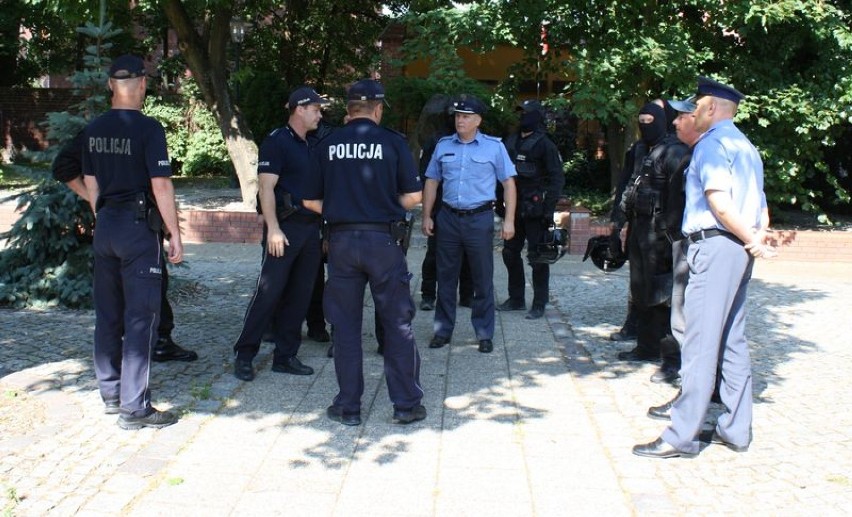 "Podejrzany pakunek" koło Zakładu Karnego w Malborku [ZDJĘCIA]. Ćwiczenia służb na wypadek takiego zdarzenia