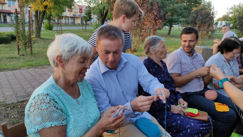 Dzik z Łęcznej otrzymał wydziergany kombinezon. Trwa akcja klubu koronkarek z łęczyńskiego Centrum Kultury