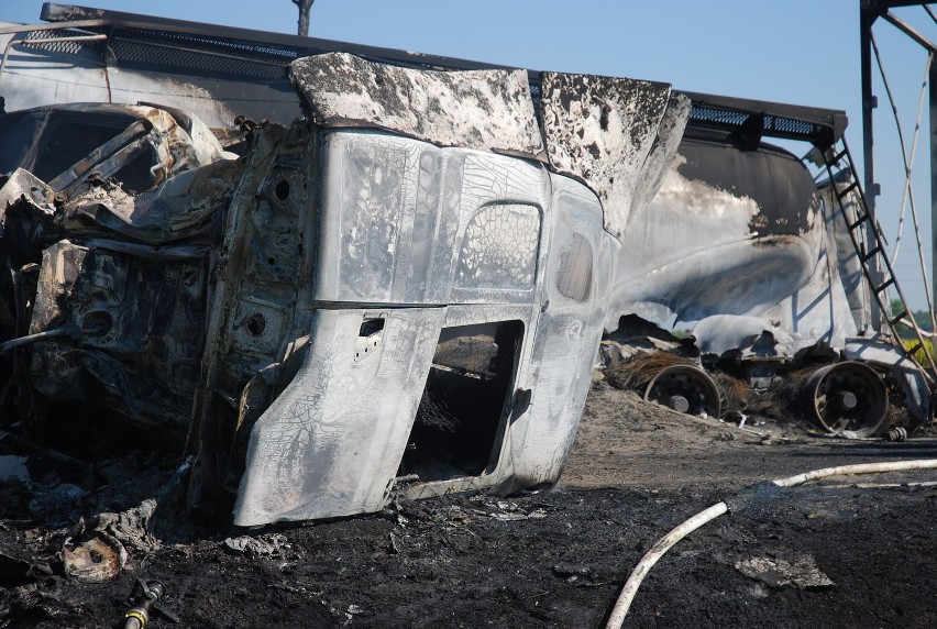 Smolice - Tragiczny wypadek: spaliły się trzy tiry, dwaj kierowcy nie żyją (FOTY)