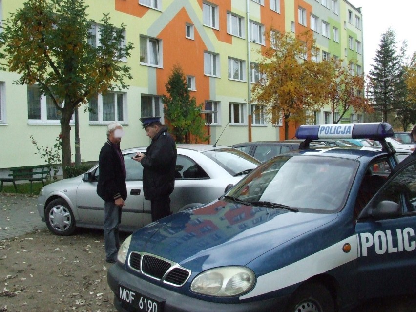 Policjanci wypytują pijanego kierowcę o dane personalne.