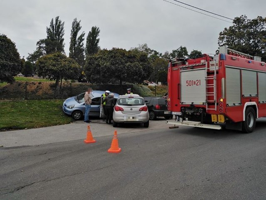 Samochód stoczył się z miejsca parkingowego i uderzył w opla. 4 auta uszkodzone [zdjęcia]