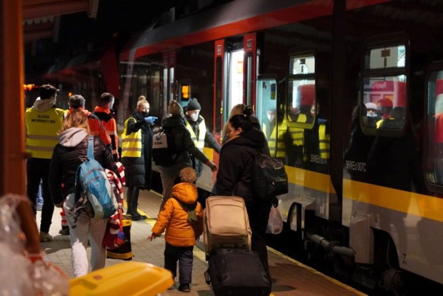 Specjalny pociąg ŁKA wiezie do naszego regionu uchodźców z Ukrainy