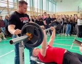 Strongmen Krzysztof Radzikowski odwiedził Powiatowy Zespół Szkół nr 1 w Sieradzu. Były zawody siłaczy FOTO