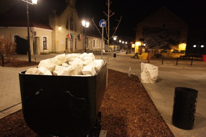 Bochnia. Ulice Sutoris, Solna i Dominikańska oddane do użytku po rewitalizacji: solne głazy, wagonik i rzeźba bocheńskiego szewca [ZDJĘCIA]