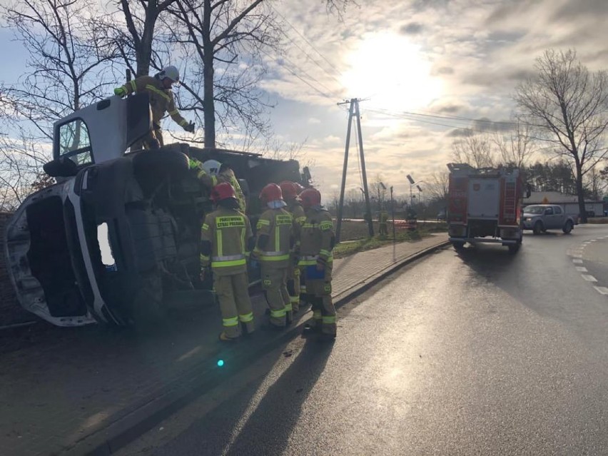 Boruja Kościelna: Samochód wpadł na chodnik i przewrócił się na bok
