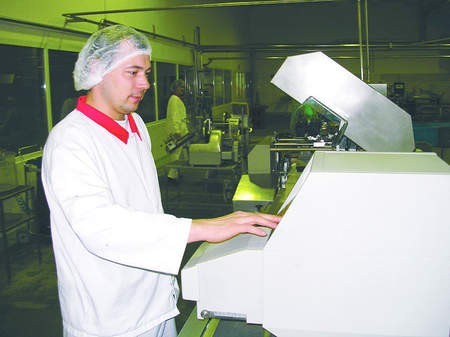 Mlekovita nie zamierza zmniejszać zatrudnienia w OSM Chojnice. Na zdjęciu Grzegorz Beling przy linii do pakowania produktów mleczarskich.





   Fot. Radosław Osiński