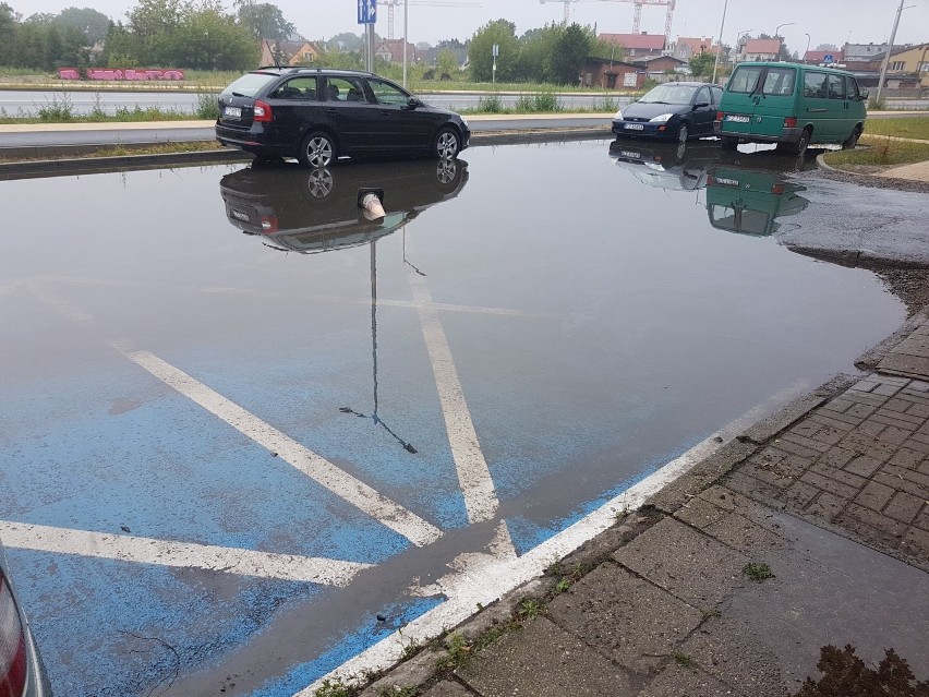 Tak po ulewie wyglądał parking dla niepełnosprawnych w...